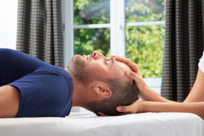 Ein Mann wird am Kopf massiert