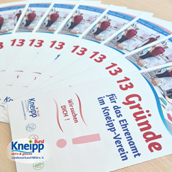 Flyer 13 Gründe für das Ehrenamt im Kneipp-Verein aufgefächert nebeneinander