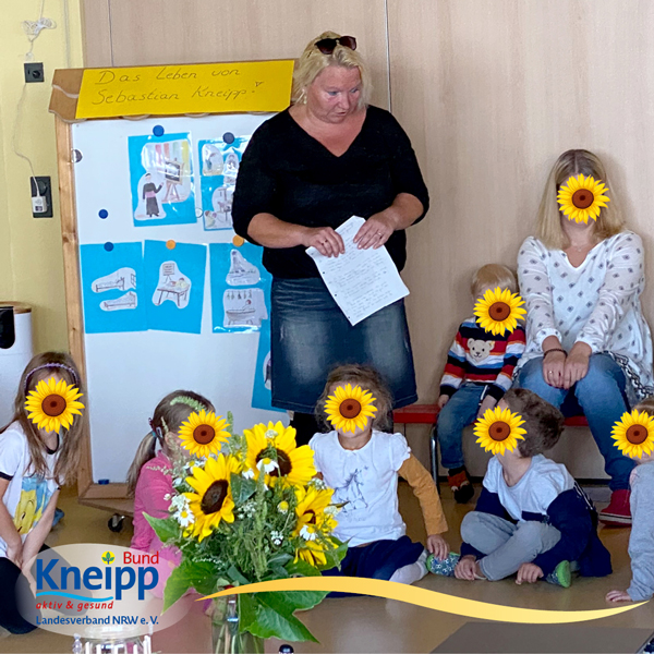 Eine Erzieherin erzählt den Kindern die Geschichte von Sebastian Kneipp.