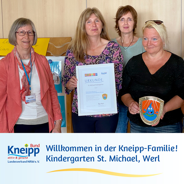Walli Stock , ganz links, vom Kneipp-Bund Landesverband NRW zusammen mit der Kita-Leitung sowie zwei weiteren Erzieherinnen, die die Zertfizierungs-Urkunde in die Kamera halten.