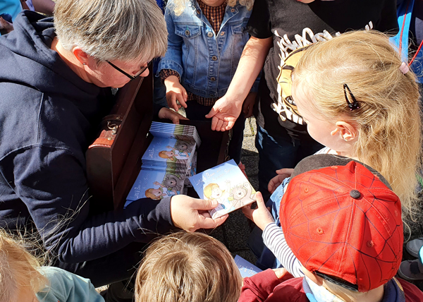 Kinder freuen sich über Basti & Luna Bücher