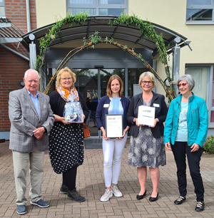 Viele erfreute an der Zertifizierung Beteiligte in der MediCare Seniorenresidenz in Kranenburg