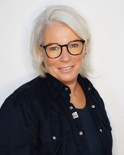 Porträtfoto einer sportlichen Dame mit Brille