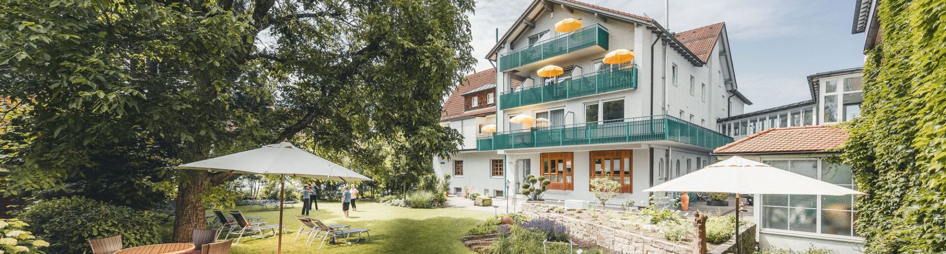 Hotel Edelweiß von außen mit Garten davor
