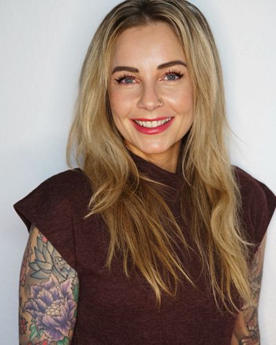 Eine freundliche Frau mit langem Haar blickt in die Kamera