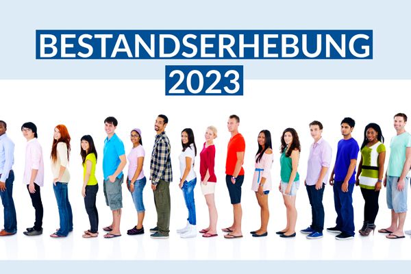 Menschen gehen von rechts nach links, darüber steht Bestandserhebung 2023