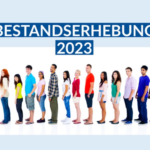 Menschen gehen von rechts nach links, darüber steht Bestandserhebung 2023