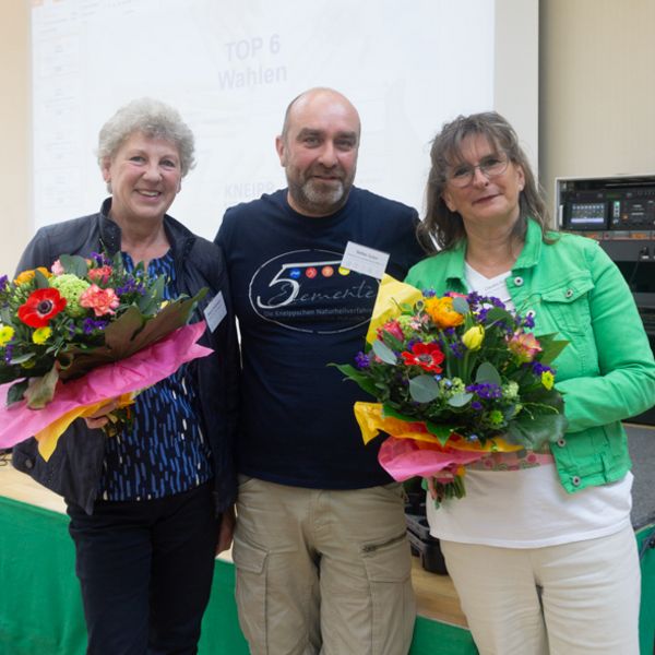 Gruppenbild mit 3 Menschen.