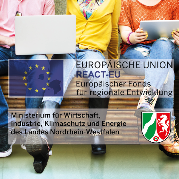 Junge Menschen sitzten mit Laptops und Tablets nebeneinander. Logos von REACT-EU und Land NRW