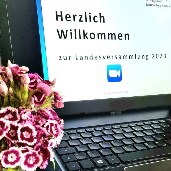 Tastatur und Monitor, auf dem Willkommen zur Landesversammlung 2023 steht